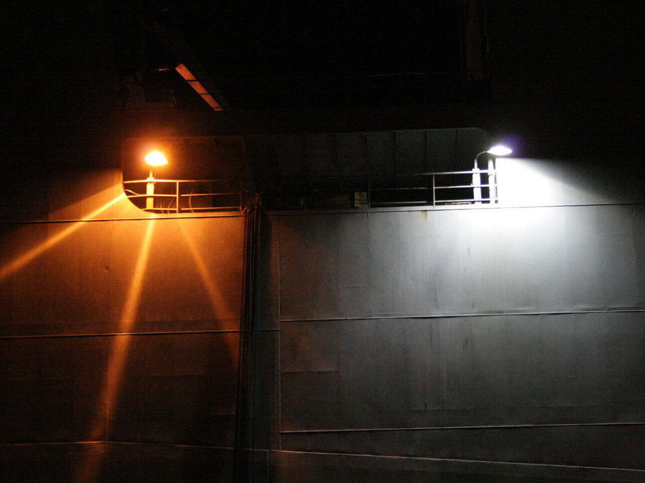 Warm-colored light (left) versus cool-colored light (right). Photo: Orin Zebest/Flickr (CC BY 2.0)